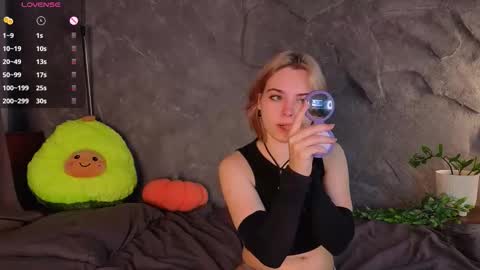 Snapshot of udeleclive chatting on 11/30/25, 03:16 Polly online show from 11/30/25, 03:16