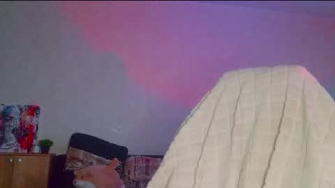 Snapshot of uhm_vickie chatting on 12/19/25, 02:40 Vickie online show from 12/19/25, 02:40