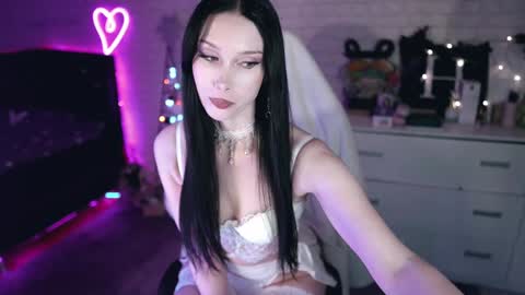 Snapshot of uindi chatting on 12/15/24, 04:26 Izzy online show from 12/15/24, 04:26