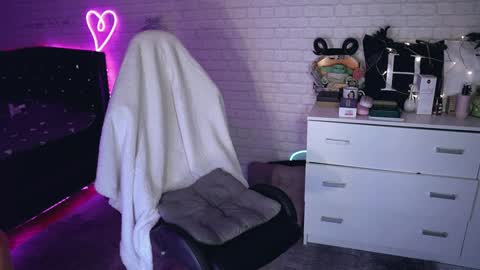 Snapshot of uindi chatting on 12/15/24, 07:31 Izzy online show from 12/15/24, 07:31