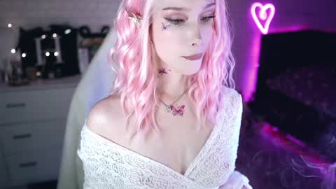 Snapshot of uindi chatting on 01/27/25, 04:54 Izzy online show from 01/27/25, 04:54