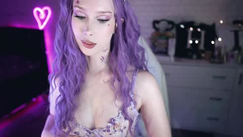 Snapshot of uindi chatting on 02/02/25, 05:48 Izzy online show from 02/02/25, 05:48