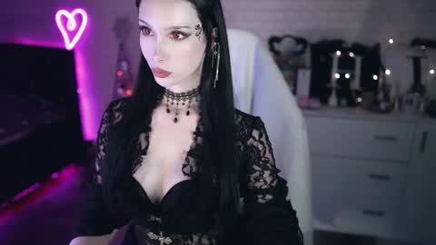 Snapshot of uindi chatting on 02/17/25, 05:32 Izzy online show from 02/17/25, 05:32