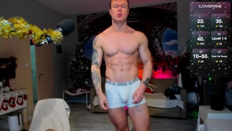 Snapshot of ukgymboy chatting on 01/01/25, 01:37 James Iron online show from 01/01/25, 01:37