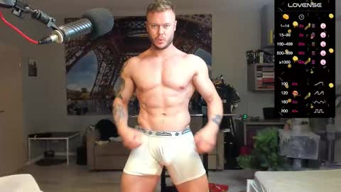 Snapshot of ukgymboy chatting on 09/08/25, 08:52 James Iron online show from 09/08/25, 08:52