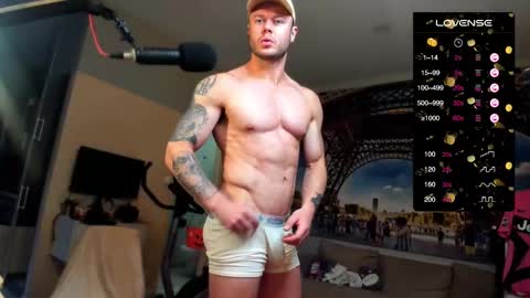 Snapshot of ukgymboy chatting on 10/31/25, 01:34 James Iron online show from 10/31/25, 01:34