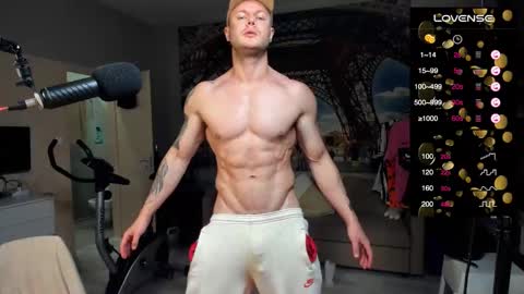 Snapshot of ukgymboy chatting on 11/09/25, 01:20 James Iron online show from 11/09/25, 01:20