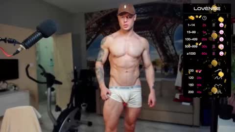 Snapshot of ukgymboy chatting on 11/20/25, 09:14 James Iron online show from 11/20/25, 09:14