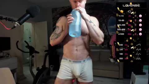 Snapshot of ukgymboy chatting on 11/25/25, 01:11 James Iron online show from 11/25/25, 01:11