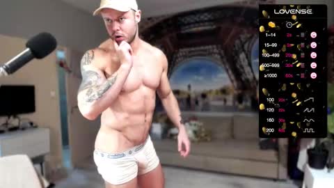 Snapshot of ukgymboy chatting on 12/01/25, 12:21 James Iron online show from 12/01/25, 12:21