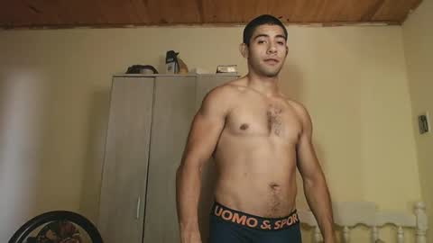 Snapshot of uliseshot450305 chatting on 02/21/25, 04:05 Ulises Gomez online show from 02/21/25, 04:05