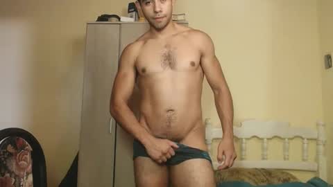 Snapshot of uliseshot450305 chatting on 02/25/25, 04:00 Ulises Gomez online show from 02/25/25, 04:00