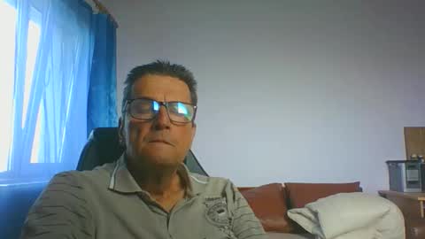 Snapshot of ulmeni4 chatting on 10/19/25, 08:59 ulmeni4 online show from 10/19/25, 08:59