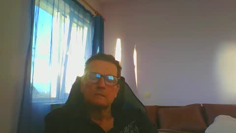 ulmeni7 online show from 10/15/25, 02:50