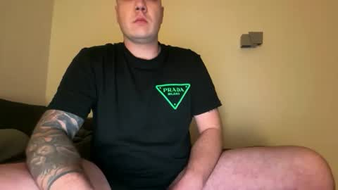 Snapshot of uncutedaustria chatting on 11/21/25, 11:03 Tom online show from 11/21/25, 11:03