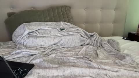 Snapshot of uncutnudist chatting on 09/17/25, 12:23 uncutnudist online show from 09/17/25, 12:23