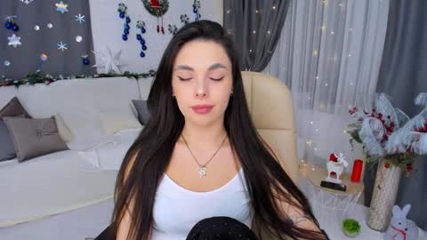 Snapshot of unforgettablestarfall chatting on 01/12/25, 01:27 Patricia online show from 01/12/25, 01:27