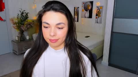 Snapshot of unforgettablestarfall chatting on 02/07/25, 07:27 Patricia online show from 02/07/25, 07:27