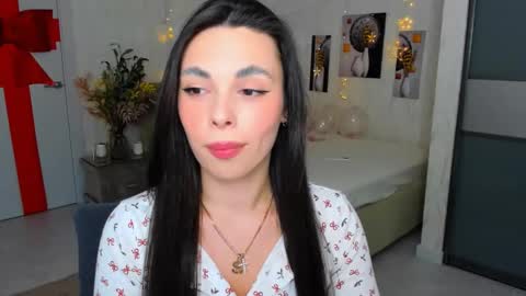 Snapshot of unforgettablestarfall chatting on 02/14/25, 04:37 Patricia online show from 02/14/25, 04:37