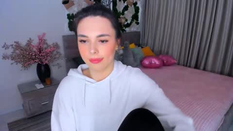 Snapshot of unforgettablestarfall chatting on 03/09/25, 01:35 Patricia online show from 03/09/25, 01:35