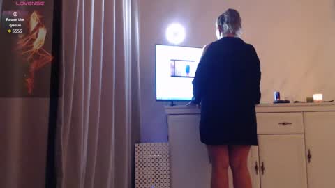 Snapshot of unfulfilledwife chatting on 04/27/26, 09:46 Eva online show from 04/27/26, 09:46