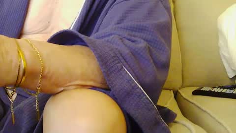 Snapshot of upstairsdog chatting on 01/04/25, 01:21 upstairsdog online show from 01/04/25, 01:21
