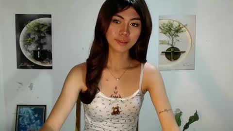 Snapshot of ur_extra_petite chatting on 05/19/26, 09:32 online show from 05/19/26, 09:32