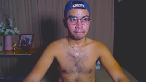 Snapshot of urasianversahunkxx chatting on 02/24/25, 08:27 johnzen online show from 02/24/25, 08:27