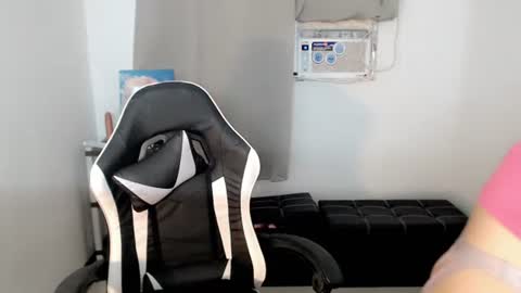 Snapshot of urbaby_kat chatting on 09/28/25, 06:52 Kat online show from 09/28/25, 06:52