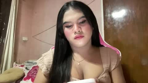 Snapshot of urbabysofia0305 chatting on 01/01/25, 12:00 Sofia online show from 01/01/25, 12:00