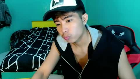 Snapshot of urhot_jeremyxx chatting on 05/17/26, 05:09 jeremy online show from 05/17/26, 05:09