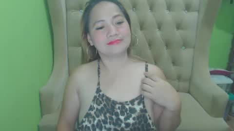 Snapshot of urhotmomzoey chatting on 04/21/26, 06:23 urhotmomzoey online show from 04/21/26, 06:23