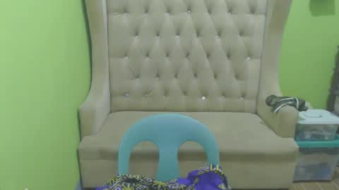 Snapshot of urhotmomzoey chatting on 04/22/26, 07:04 urhotmomzoey online show from 04/22/26, 07:04