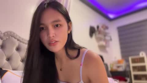 Snapshot of urkatiecookie chatting on 11/11/25, 02:44 Amira online show from 11/11/25, 02:44