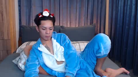 Snapshot of urpinoyasianx chatting on 01/03/25, 05:42 Mel online show from 01/03/25, 05:42