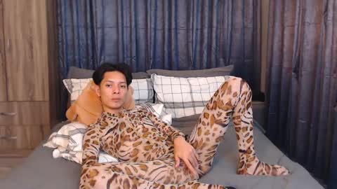 Snapshot of urpinoyasianx chatting on 01/07/25, 10:32 Mel online show from 01/07/25, 10:32