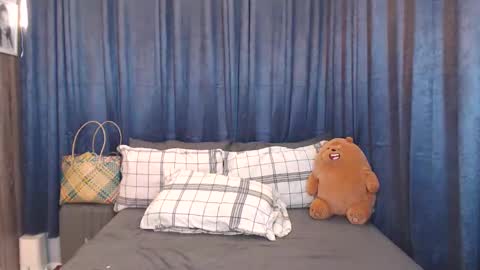 Snapshot of urpinoyasianx chatting on 01/11/25, 12:29 Mel online show from 01/11/25, 12:29