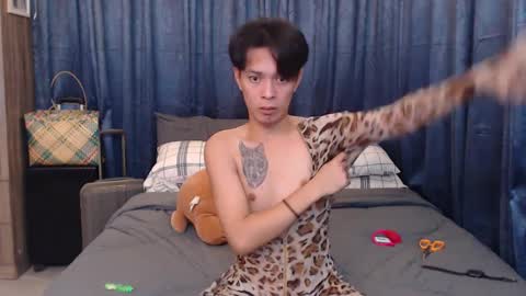 Snapshot of urpinoyasianx chatting on 01/11/25, 08:32 Mel online show from 01/11/25, 08:32