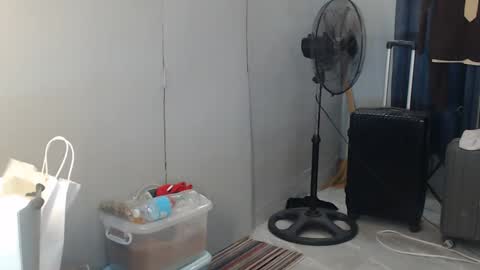 Snapshot of urpinoyasianx chatting on 03/05/25, 09:49 Mel online show from 03/05/25, 09:49