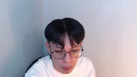 Snapshot of urpinoyasianx chatting on 09/20/25, 10:11 Mel online show from 09/20/25, 10:11