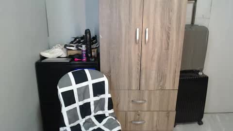 Snapshot of urpinoyasianx chatting on 10/27/25, 06:28 Mel online show from 10/27/25, 06:28