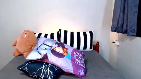 Snapshot of urpinoyasianx chatting on 11/10/25, 11:59 Mel online show from 11/10/25, 11:59