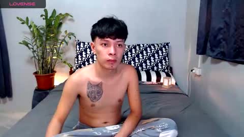 Snapshot of urpinoyasianx chatting on 11/20/25, 04:40 Mel online show from 11/20/25, 04:40