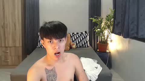 Snapshot of urpinoyasianx chatting on 12/19/25, 08:21 Mel online show from 12/19/25, 08:21