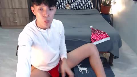 Snapshot of urpinoyasianx chatting on 12/19/25, 10:06 Mel online show from 12/19/25, 10:06