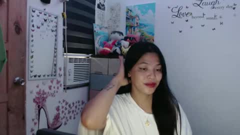 Snapshot of urpreciouspinayxxx chatting on 10/24/25, 01:57 hi im kim online show from 10/24/25, 01:57