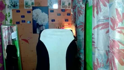 Snapshot of urunexpensivecamilla chatting on 02/24/26, 06:33 YOURGIRLCAMILLA online show from 02/24/26, 06:33