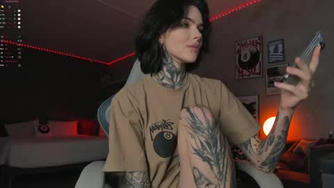 Snapshot of uwu_eva chatting on 04/12/26, 03:22 Eva online show from 04/12/26, 03:22