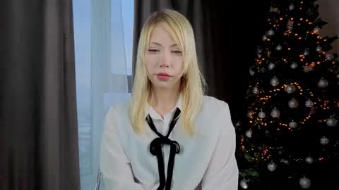 Snapshot of uwu_flower chatting on 02/14/26, 12:13 Chloe online show from 02/14/26, 12:13