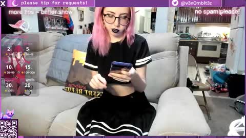 Snapshot of v3n0mb1t3z chatting on 11/08/25, 12:44 kermit online show from 11/08/25, 12:44